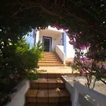 بيت شباب Captain's Log House باليال